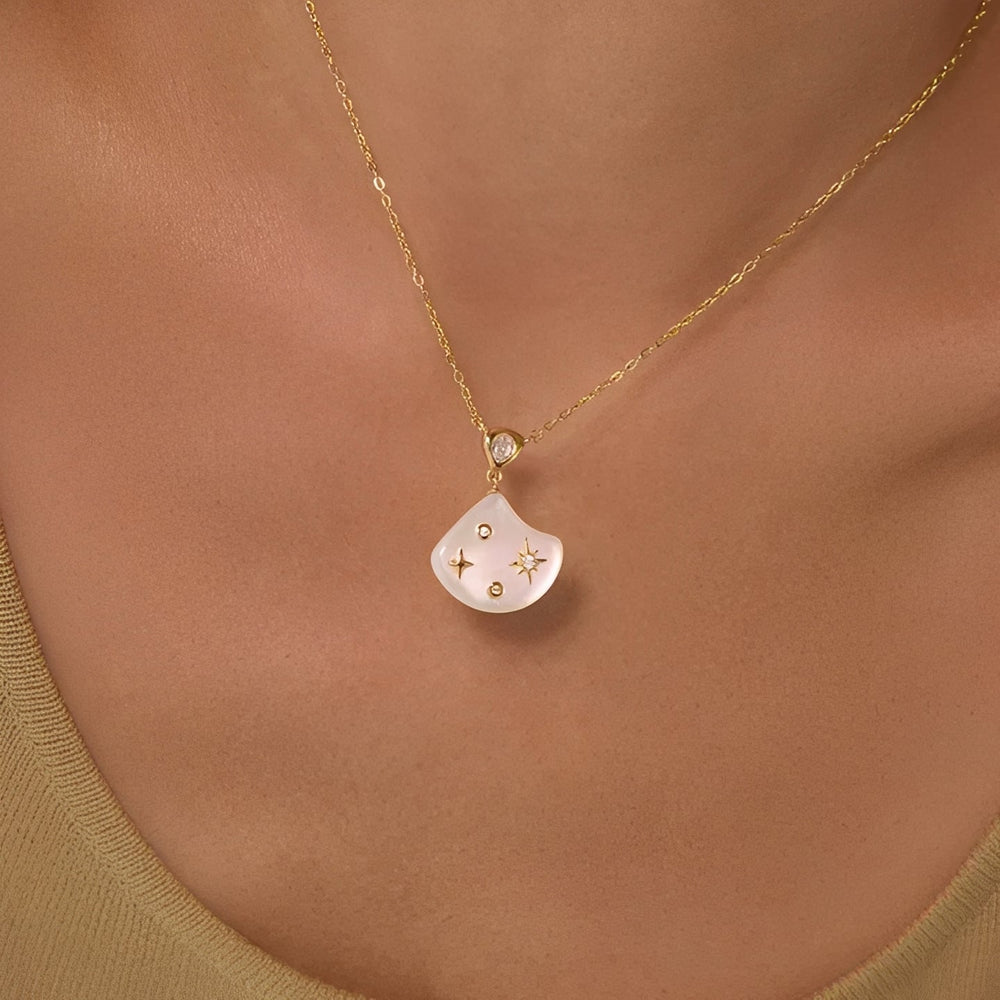Asymétrique Gold Star Shell Necklace