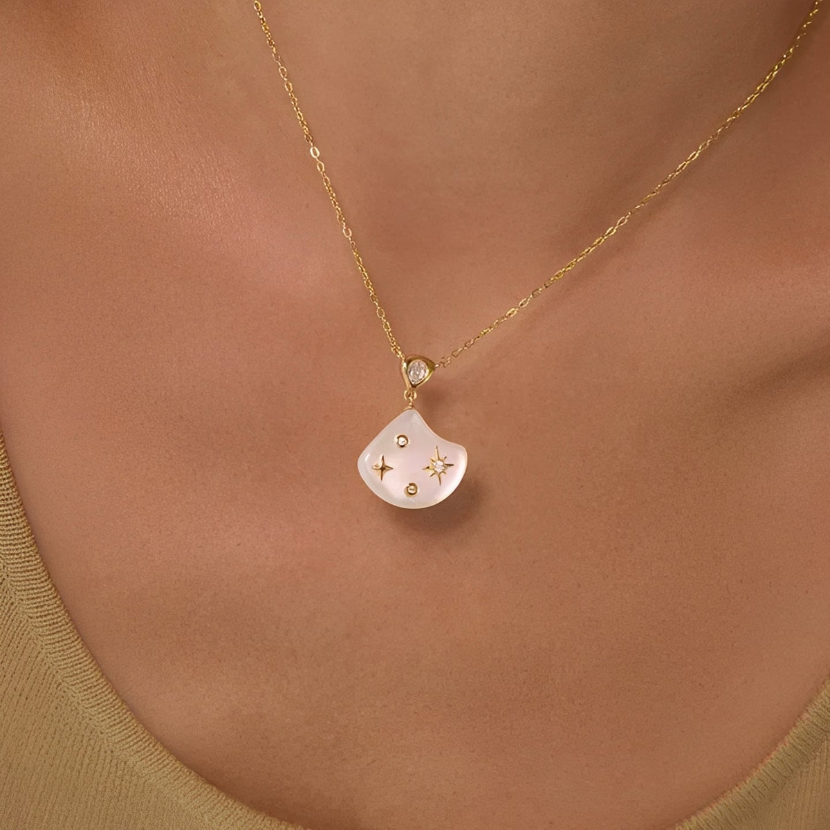 Asymétrique Gold Star Shell Necklace