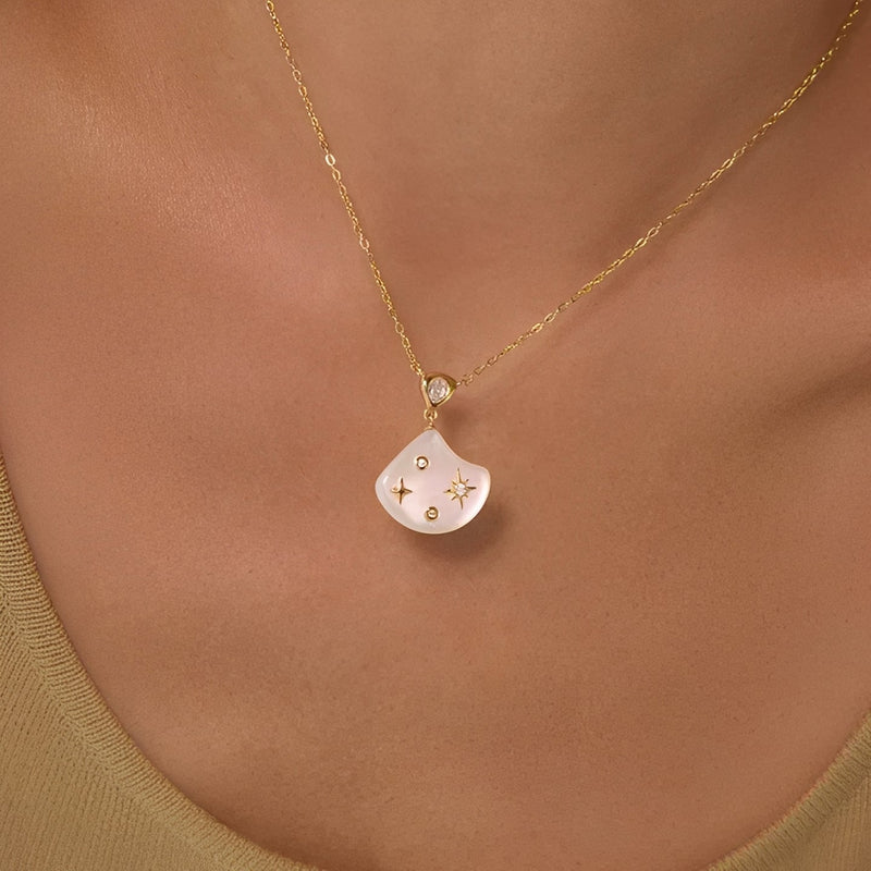 Asymétrique Gold Star Shell Necklace