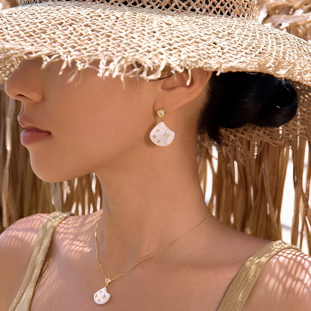 Asymétrique Gold Star Shell Stud Earrings