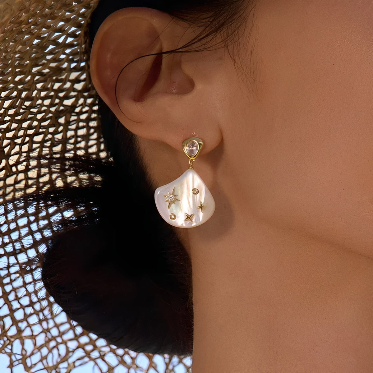 Asymétrique Gold Star Shell Stud Earrings