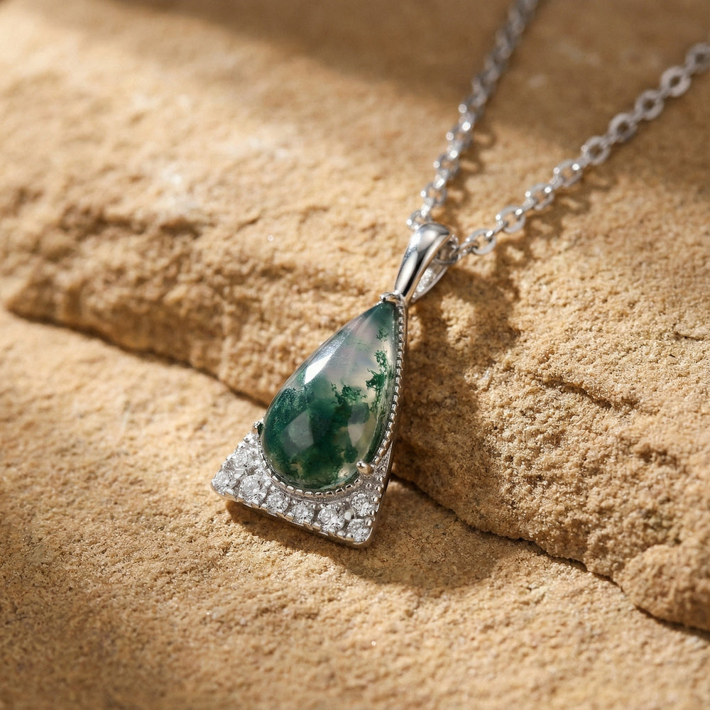 Éloïse Moss Green Teardrop Necklace