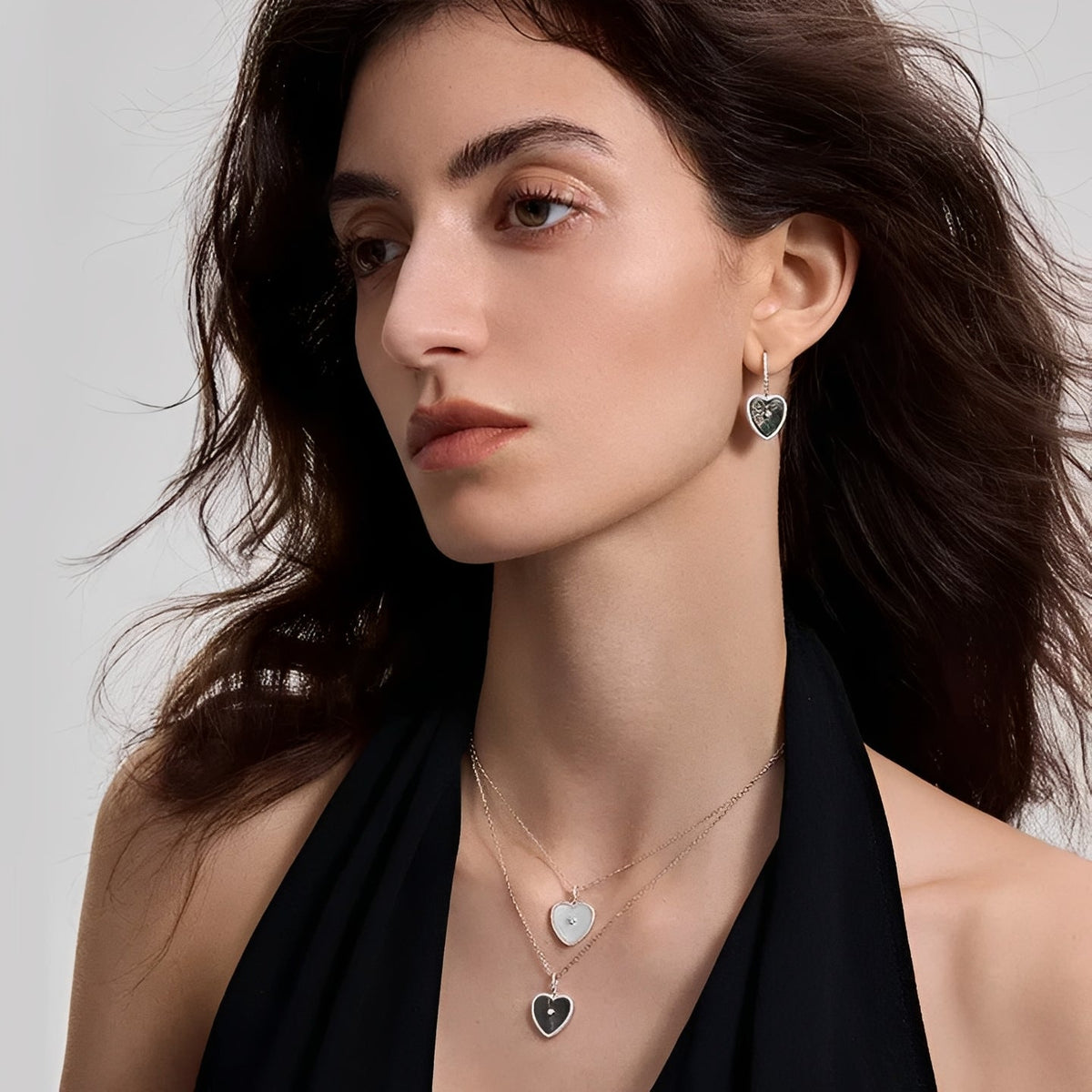 Émaillé Black Shell Heart Earrings