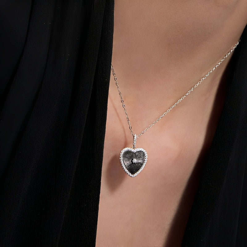 Émaillé Black Shell Heart Necklace