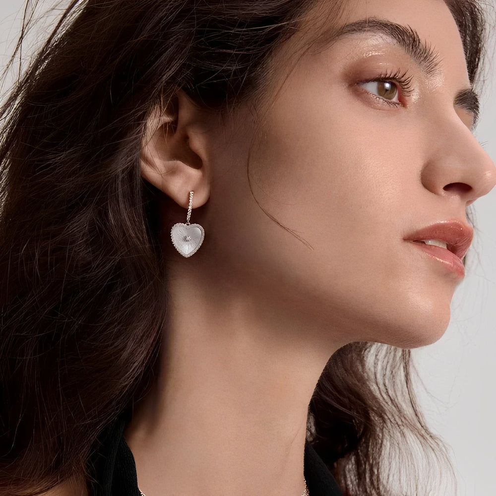 Émaillé White Shell Heart Earrings
