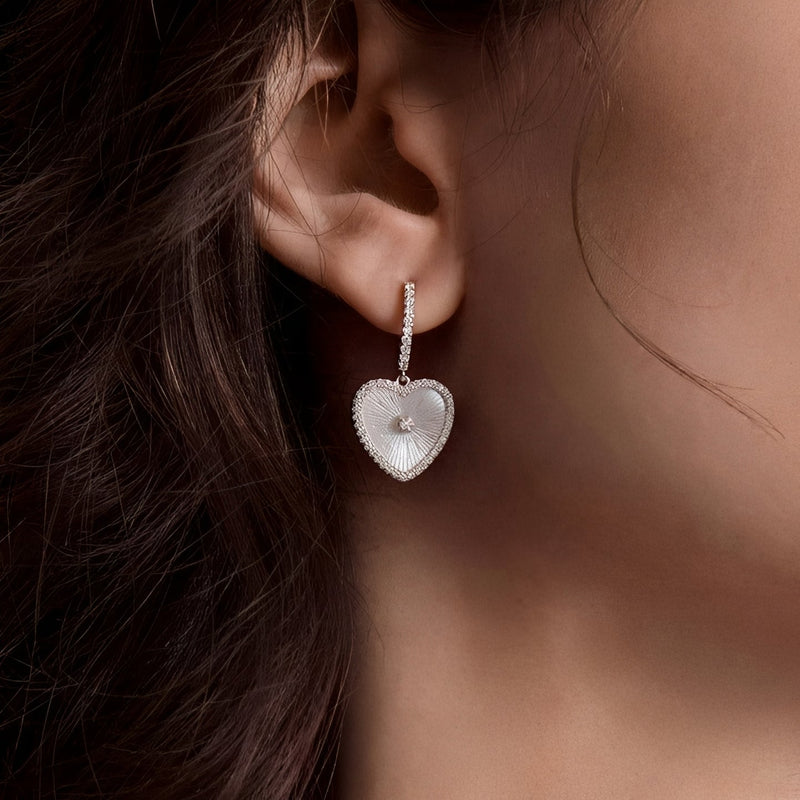 Émaillé White Shell Heart Earrings