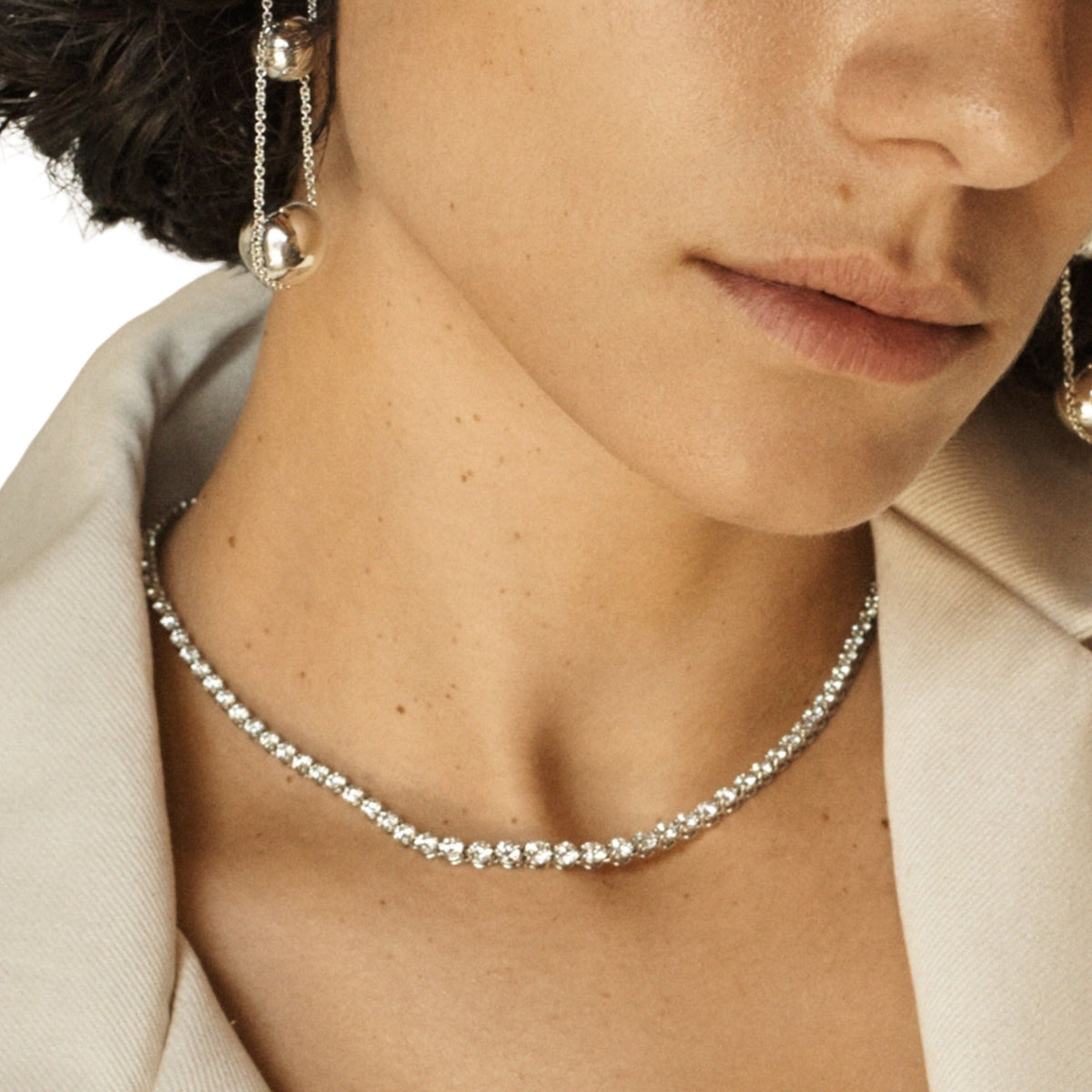Hrodrun White Round Choker Necklace