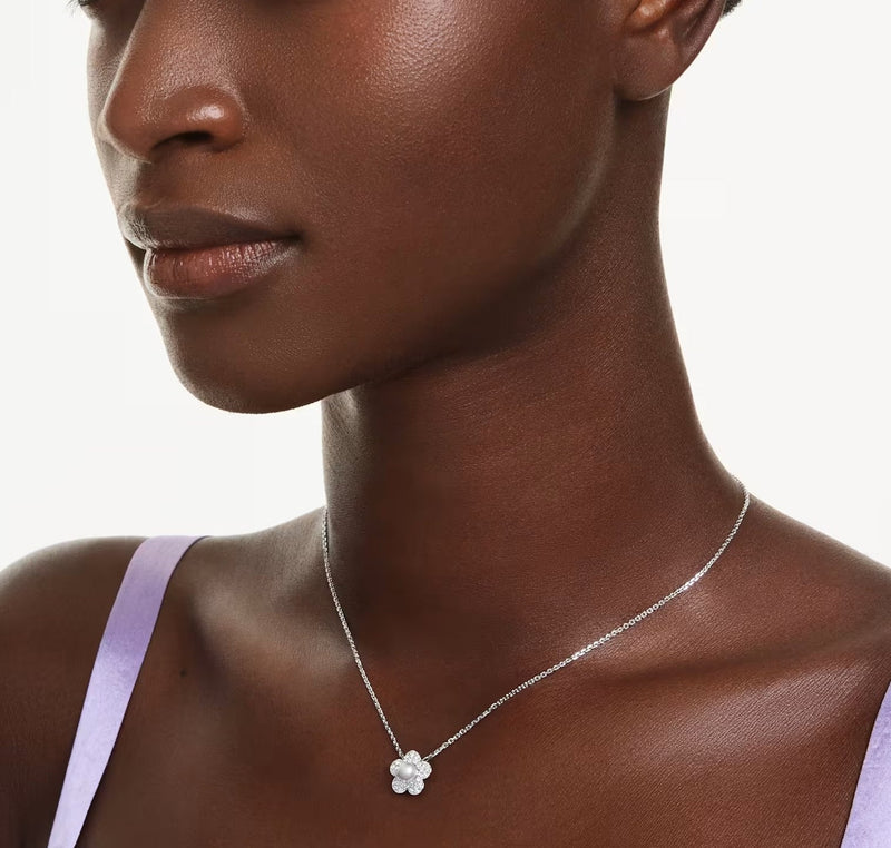 Hyacinthe White Floral Pearl Necklace