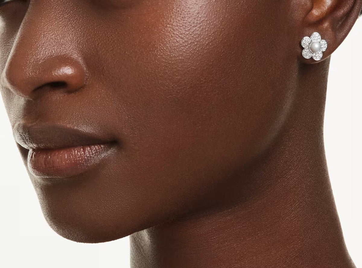Hyacinthe White Floral Pearl Stud Earrings