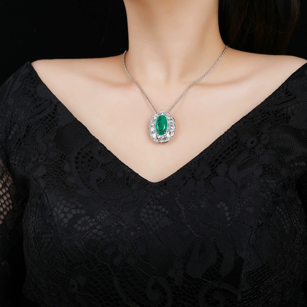 Merveille Emerald Green Oval Necklace