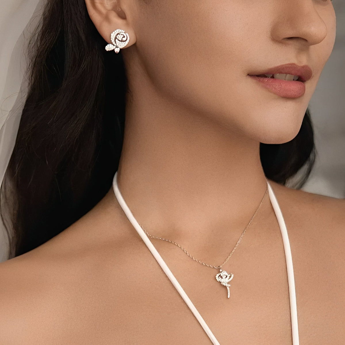 Zoé White Floral Necklace