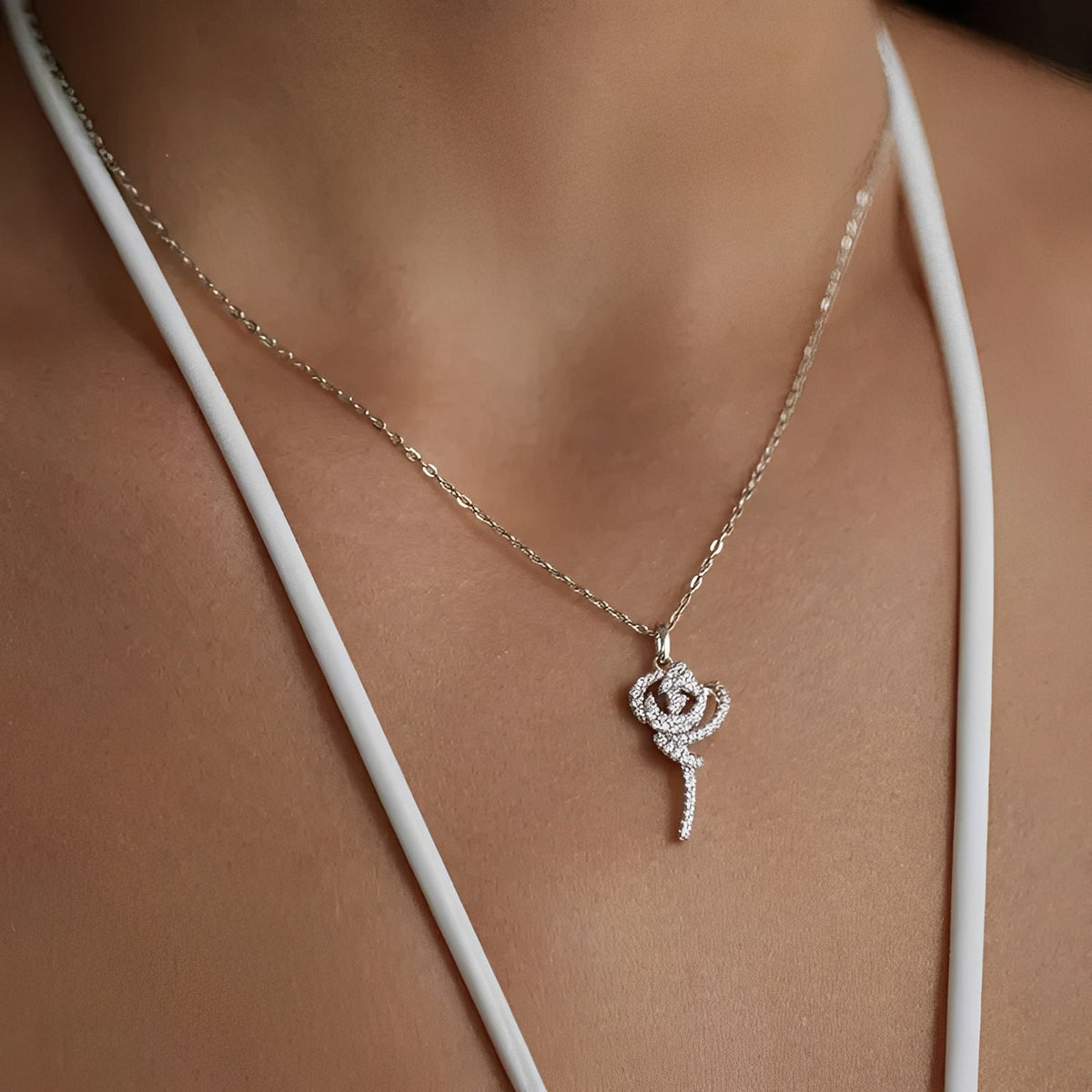 Zoé White Floral Necklace