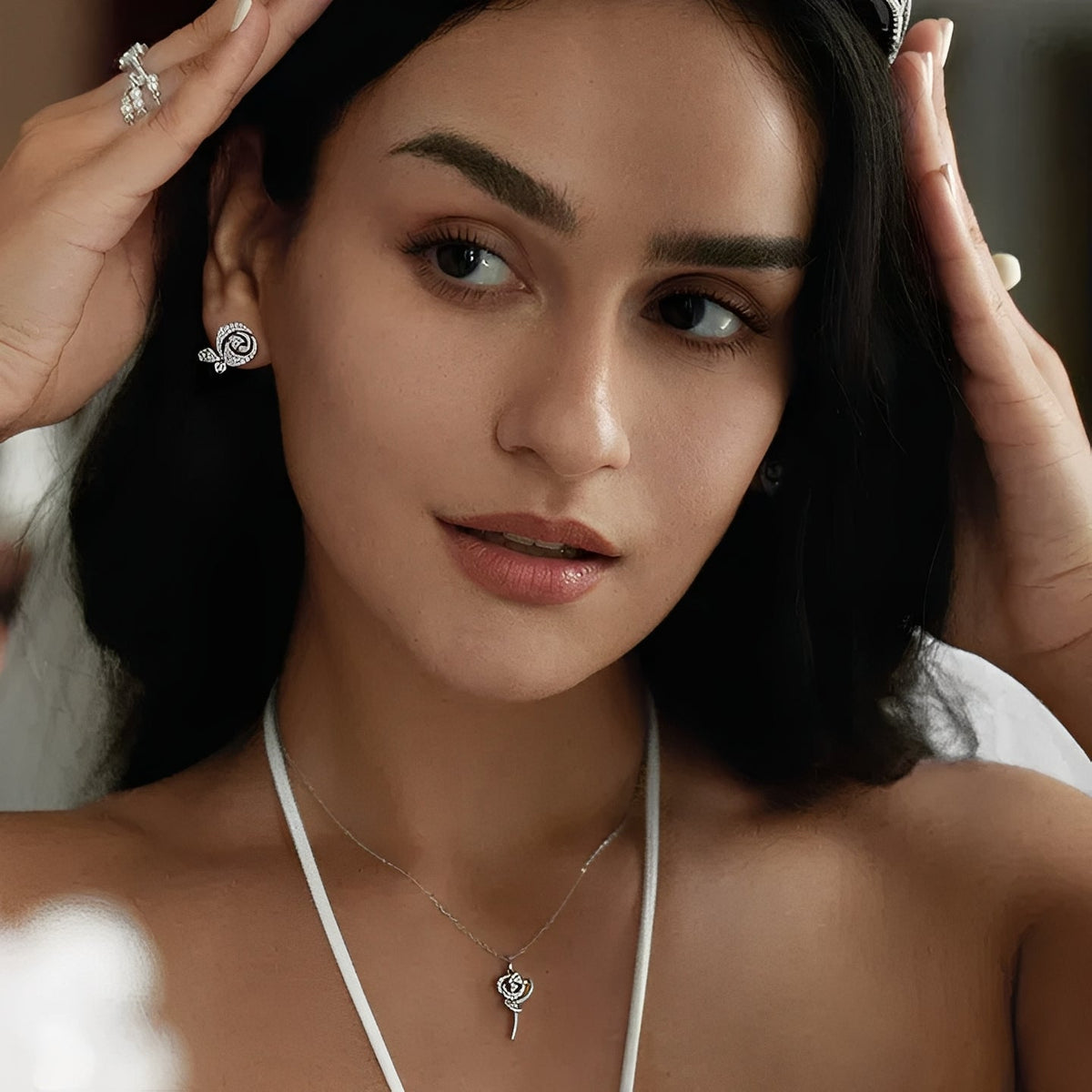 Zoé White Floral Stud Earrings
