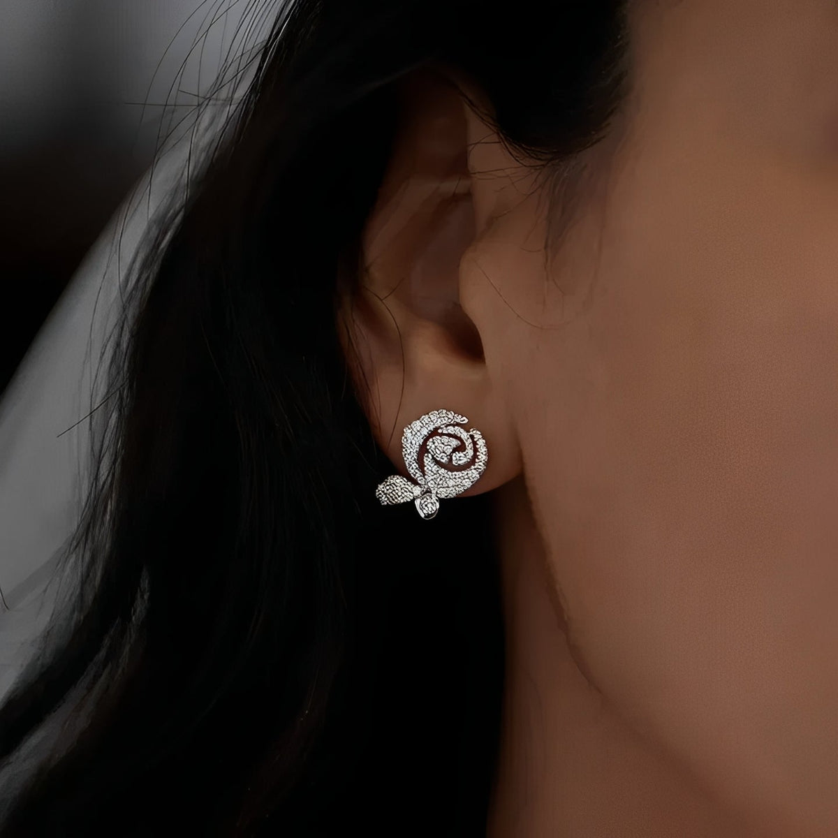 Zoé White Floral Stud Earrings