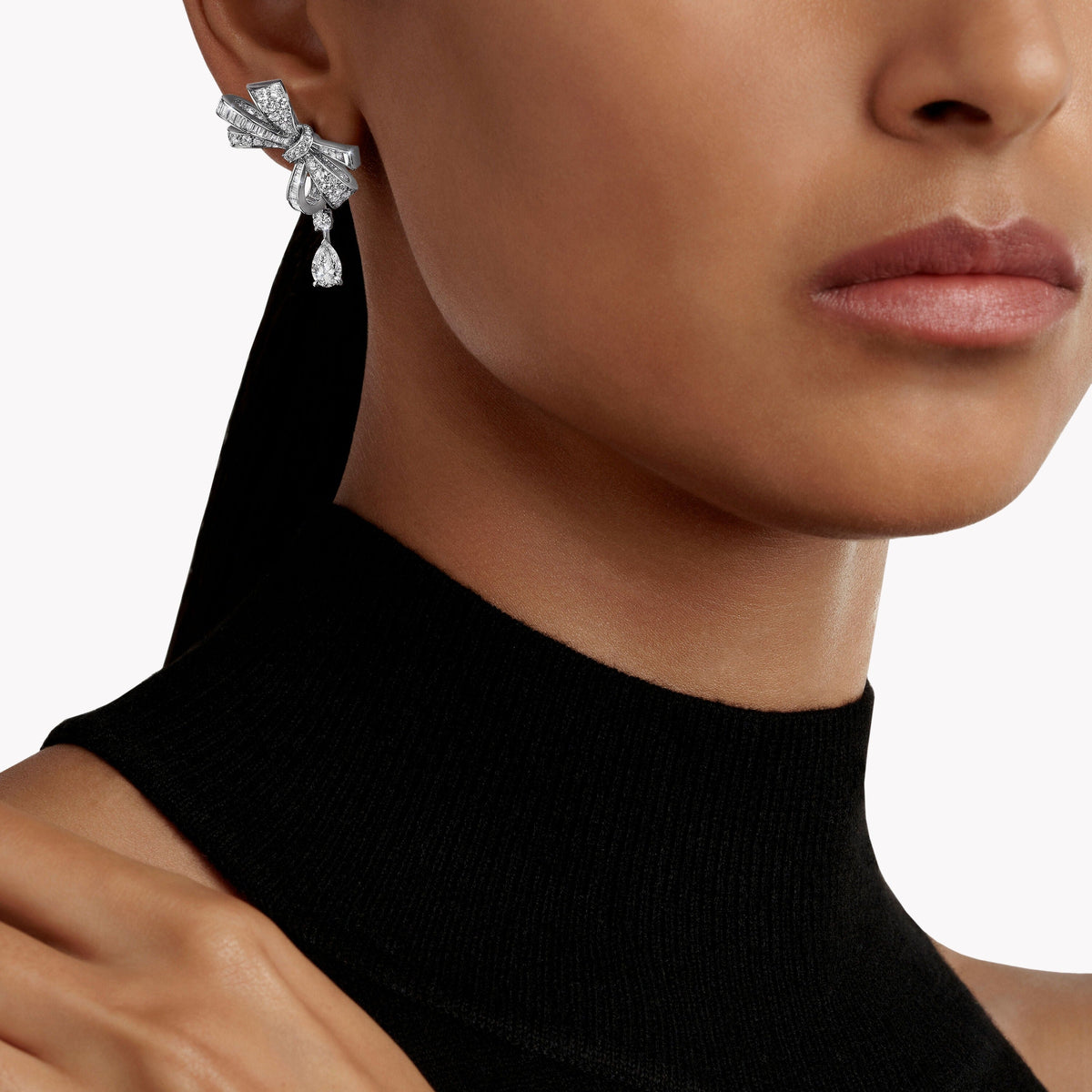 Stylisé White Butterfly Stud Earrings